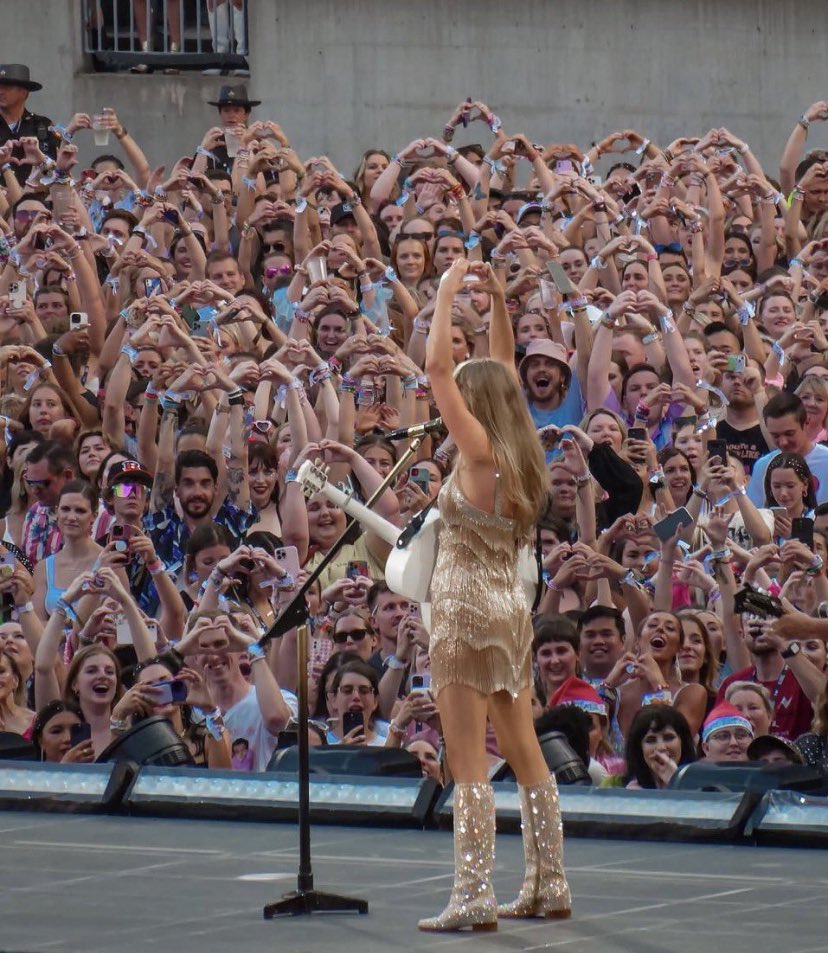 al3xaplaytswift's tweet photo. Taylor Swift doing the heart hands- a thread you didn’t know you needed <3 https://t.co/rabFcqpTcG