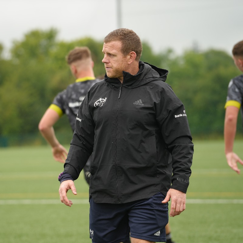 Munsterrugby's tweet photo. 🗣️ "There’s some really, really good potential here and we’re looking to see where we can get them to.” 

Great to hear from @SeanCronin2 as he provides an update on preparations for the Munster U18 Boys Schools squad ahead of the Interpro series 🏉

#MunsterStartsHere #SUAF 🔴