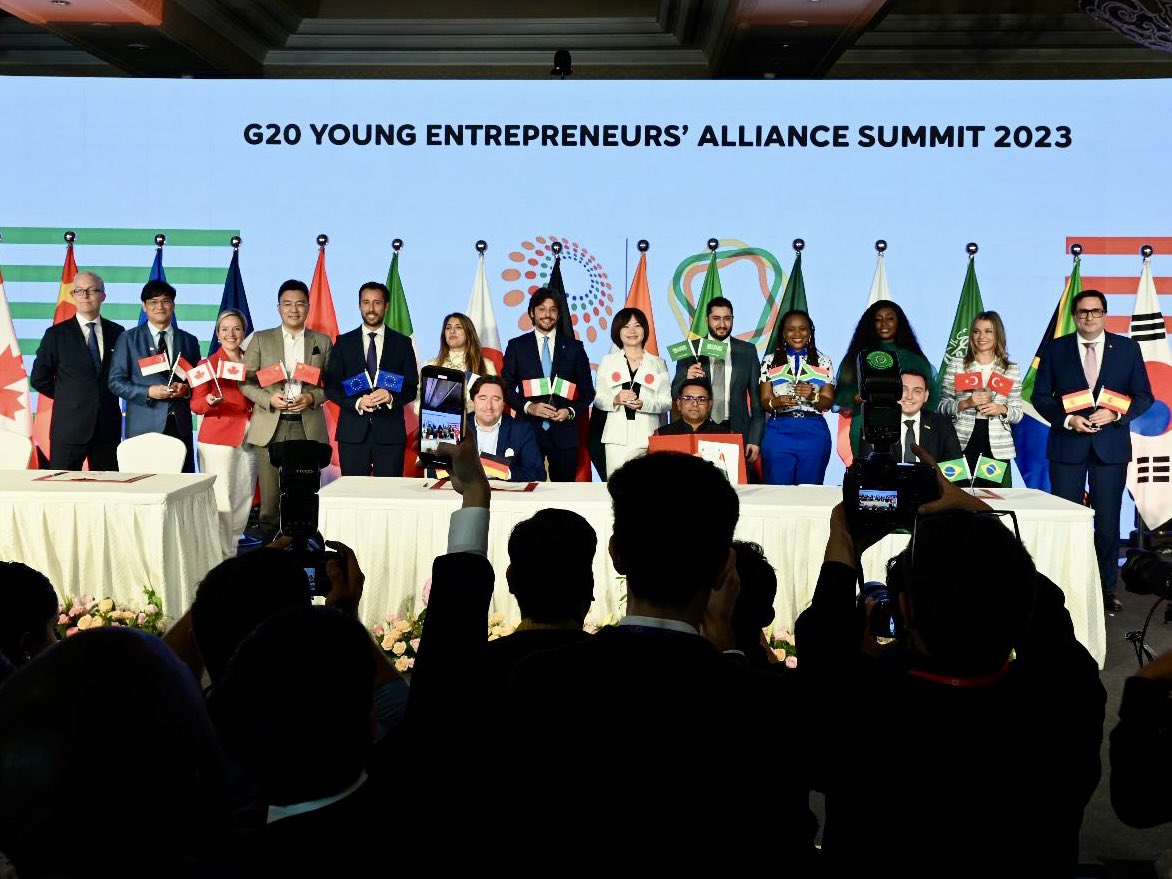 sansruben's tweet photo. Mucho trabajo estos días en la cumbre @G20yea y en la posterior asamblea de líderes en Hampi.

Hemos firmado un comunicado para pedir a los líderes del G20 que apoyen un crecimiento inclusivo, y que aúna 10 prácticas que tienen la voluntad de servir de herramientas para lograrlo. https://t.co/o5shhxFnIG
