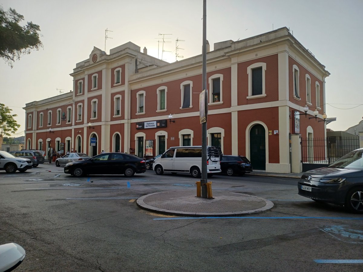 VilafrancaAj's tweet photo. 🚍La Generalitat duplicarà el nombre de busos cap a Vilanova a partir del 4 de setembre

👉L’alcalde @FRomeroGamarra rep el director general de Transports i Mobilitat de @gencat per demanar-li millores en el transport ferroviari i per carretera.

➕info: https://t.co/CIUBnssg6r https://t.co/VXIFGv1HlU