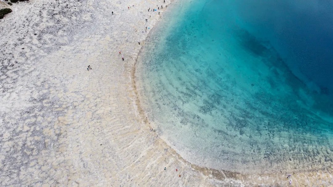 LoveYiwu's tweet photo. The Milk Sea at #Yading is a glacial lake resembling a drop of milk and covers an area of 0.5 hectares. https://t.co/AcVLAgEPZA