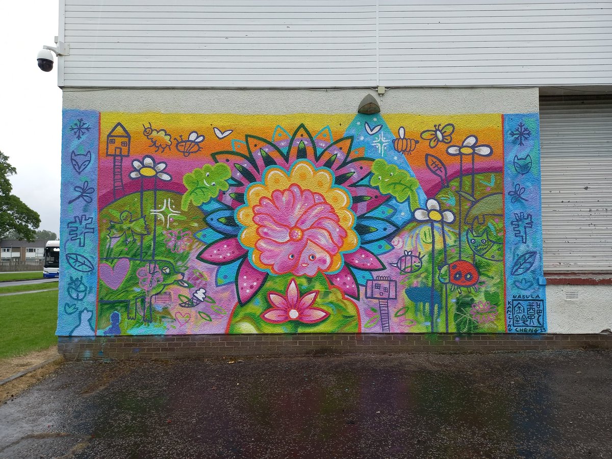 Duncanyoutharts's tweet photo. Many thanks to Ursula Cheng and the young people of St Catherine's Primary and Paisley Grammar for battling through the hostile conditions of the Scottish 'summer' to get this incredible 'nature' inspired mural completed. CONGRATULATIONS!!! https://t.co/8jf7zxXNtE