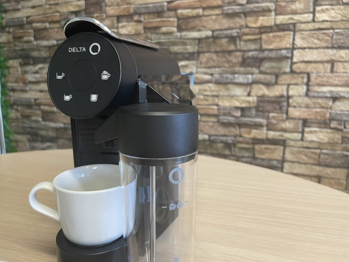 mkdirecto's tweet photo. ☕️ Hoy en la redacción de https://t.co/GTUQn2H8BH estamos un poquito más felices (y llenos de energía para afrontar este caluroso verano) gracias a la máquina de café Delta Q Mini MilkaQool, el nuevo producto de la marca Delta Q 🙌 https://t.co/yyikuqGTCk