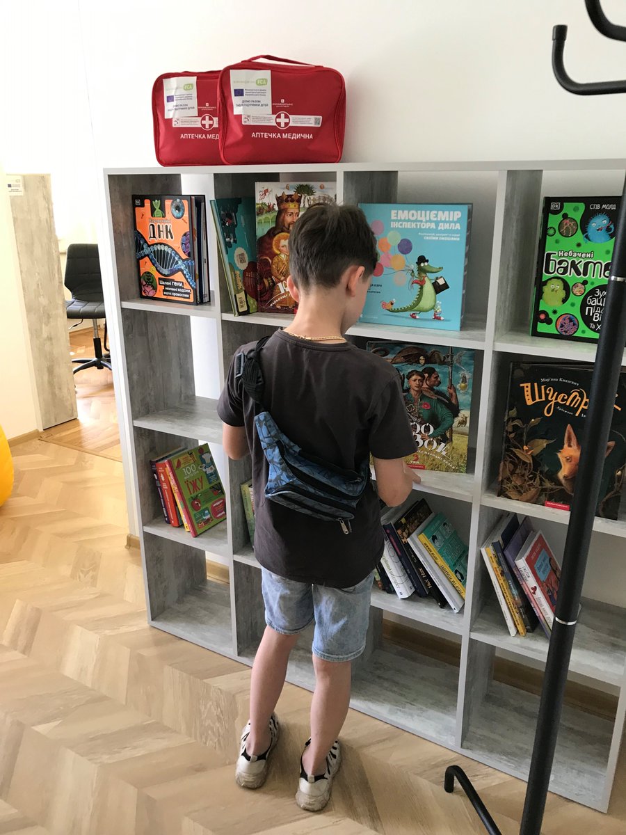 Ulkomaanapu's tweet image. 👩🏼‍💻 Lapset #Ukrainan Tšernihivissä pääsivät tutustumaan uusiin @eu_echo rahoittamiin digitaalisiin oppimiskeskuksiimme.

📱 Lasten oppimista ja viihtymistä edistävät huonekalut, digitaaliset ja perinteiset oppimateriaalit ja lautapelit.

Lue hankkeesta 🇺🇦 kirkonulkomaanapu.fi/ajankohtaista/…