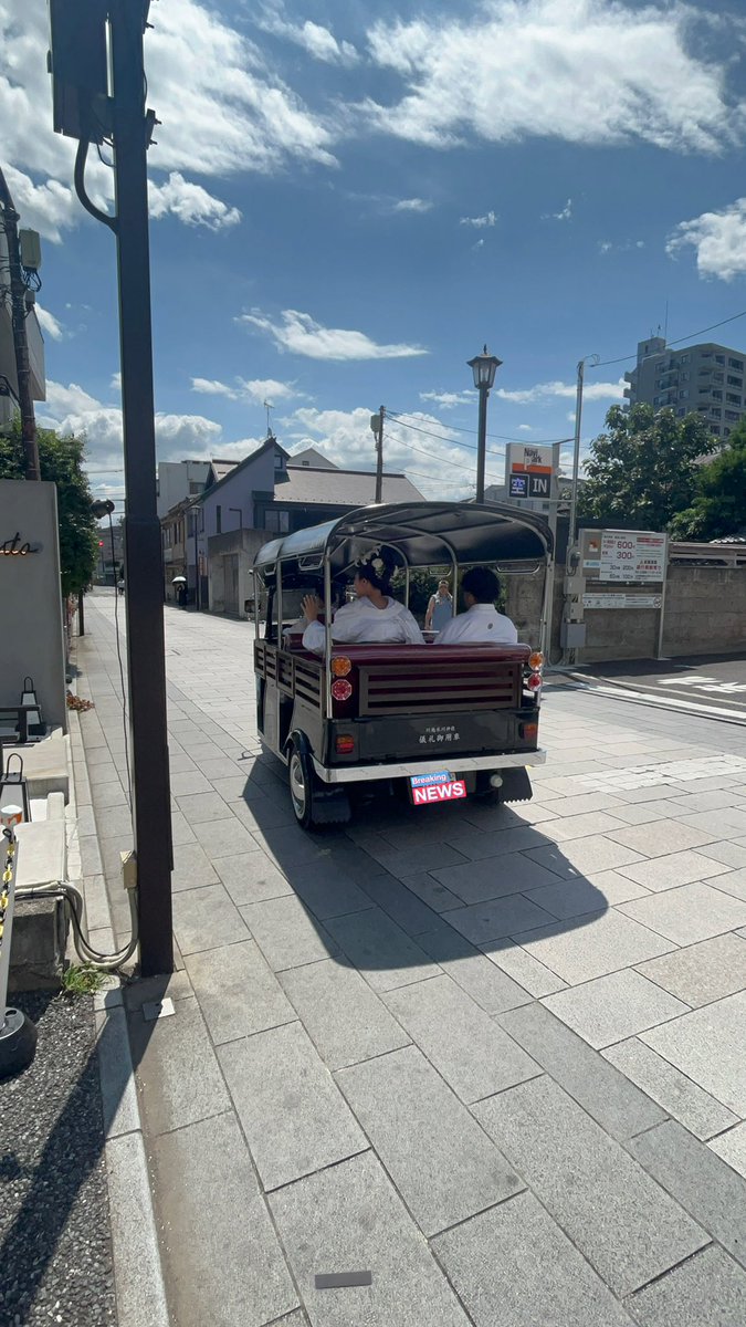 w202taka's tweet photo. 昨日のけい爺さん @kei247777 との
スペースでも話しましたが

本日ぼんぼん夫妻は
無事に結婚式を終えました💒

いろいろあって延期をしたり
キャンセルを考えたりと
長い道のりでした✨

よめぼんこれからも監視よろしくお願いします☺️

トュクトュクで移動しての
街中での写真撮影は照れました…🫣 https://t.co/FOKkjRXeTI