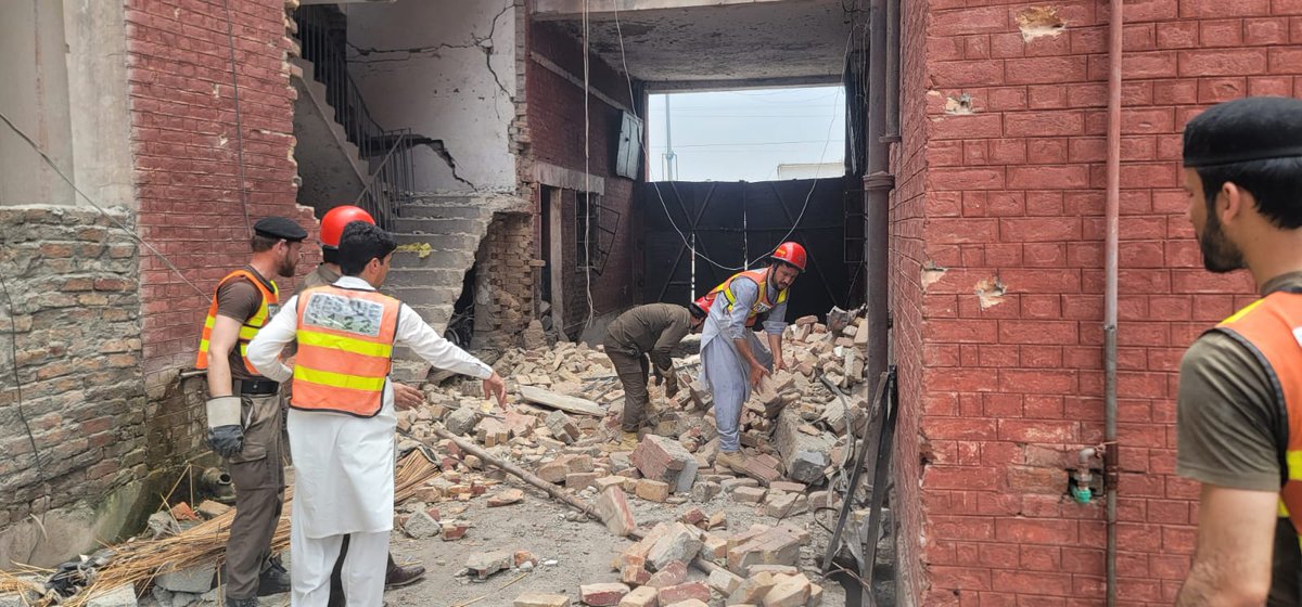 KPRescue1122's tweet photo. ریسکیو1122 خیبر / دھماکہ اپڈیٹس

خیبر: ریسکیو1122 نے ملبے کے نیچے سے جسد خاکی نکال لی، شہدا کی تعداد 2 ہوگئی، شہدا میں  بہادر شیر اور طیب شامل ہیں

ریسکیو1122 کا سرچ آپریشن تاحال جاری ہے https://t.co/hcbIIYwVyI