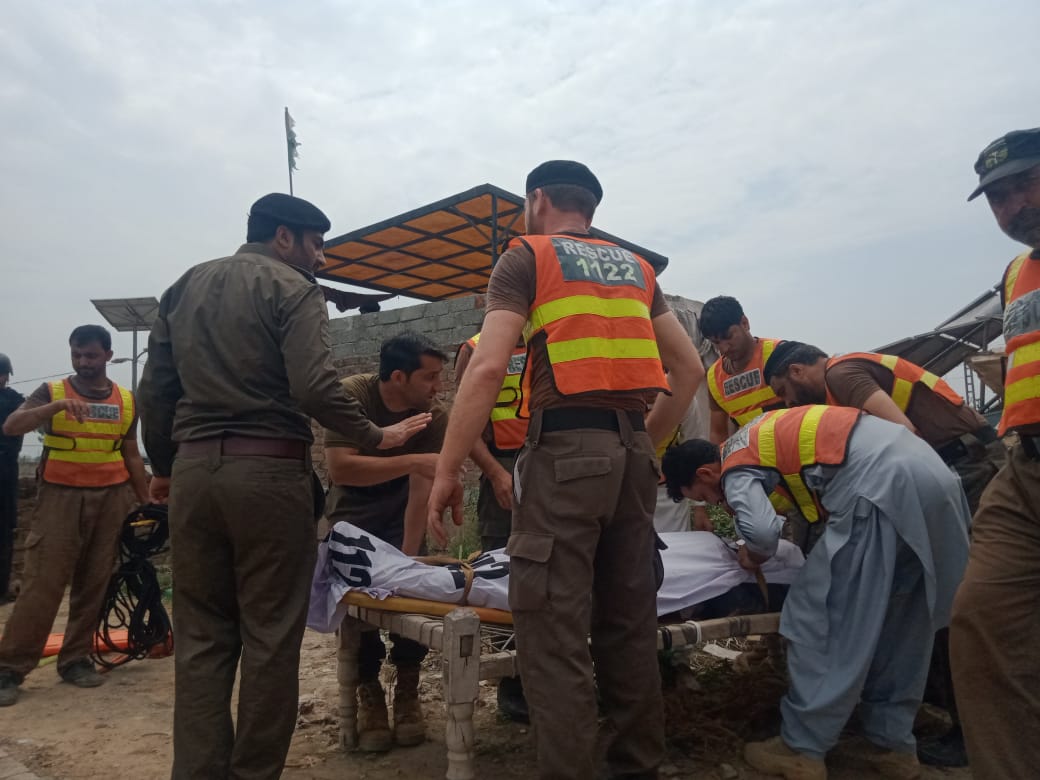KPRescue1122's tweet photo. ریسکیو1122 خیبر / دھماکہ اپڈیٹس

خیبر: ریسکیو1122 نے ملبے کے نیچے سے جسد خاکی نکال لی، شہدا کی تعداد 2 ہوگئی، شہدا میں  بہادر شیر اور طیب شامل ہیں

ریسکیو1122 کا سرچ آپریشن تاحال جاری ہے https://t.co/hcbIIYwVyI