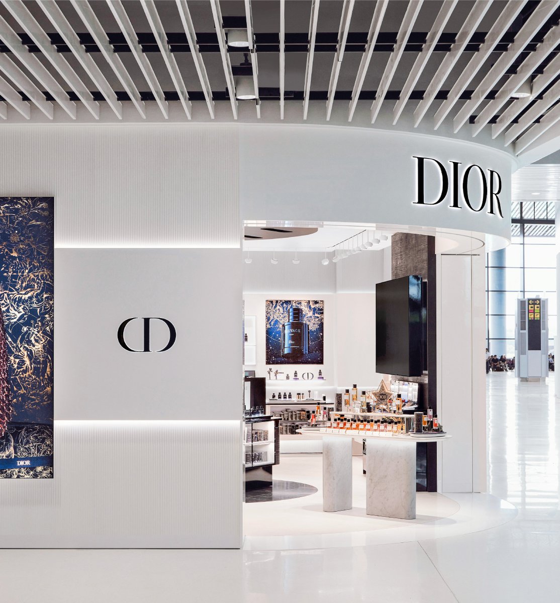 COMPACsurfaces's tweet image. A dazzling project in Dior’s boutique in Panama. The floors of this luxury boutique were created with the elegance with the #QuartzCOMPAC Absolute Blanc™ and  Nocturno™ designs, chosen for their durability and exceptional resistance.