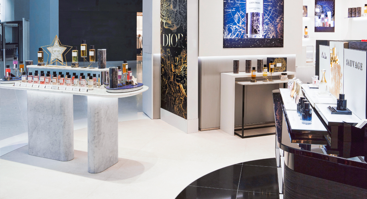 COMPACsurfaces's tweet image. A dazzling project in Dior’s boutique in Panama. The floors of this luxury boutique were created with the elegance with the #QuartzCOMPAC Absolute Blanc™ and  Nocturno™ designs, chosen for their durability and exceptional resistance.