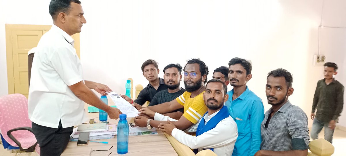 JNVU जोधपुर मे हुई घटना जिसमे एक नाबालिक छात्रा के साथ ABVP से सबंधित छात्र नेताओ द्वारा दुष्कर्म करने के खिलाफ भीम आर्मी जालोर द्वारा आज उपखण्ड कार्यालय भीनमाल पर आरोपियो को फांसी दिलाने की मांग को लेकर , मुख्यमंत्री के नाम ज्ञापन दिया #JNVU_दरिंदों_को_फांसी_दों
<a href="/BhimArmyChief/">Chandra Shekhar Aazad</a>