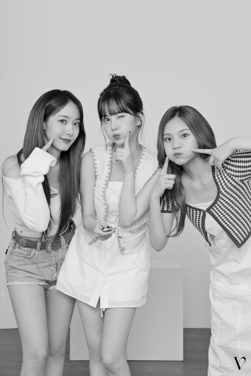 VIVIZ_official's tweet photo. [#VIVIZ] 📸

[VIZITRIP] 삐지트립 in 제천 (VIZITRIP in JECHEON) 가족사진 #1

🔗 https://t.co/94xEwd6tLT

#비비지 #은하 #EUNHA #신비 #SINB #엄지 #UMJI #VIZITRIP https://t.co/MRSKFiFgMh