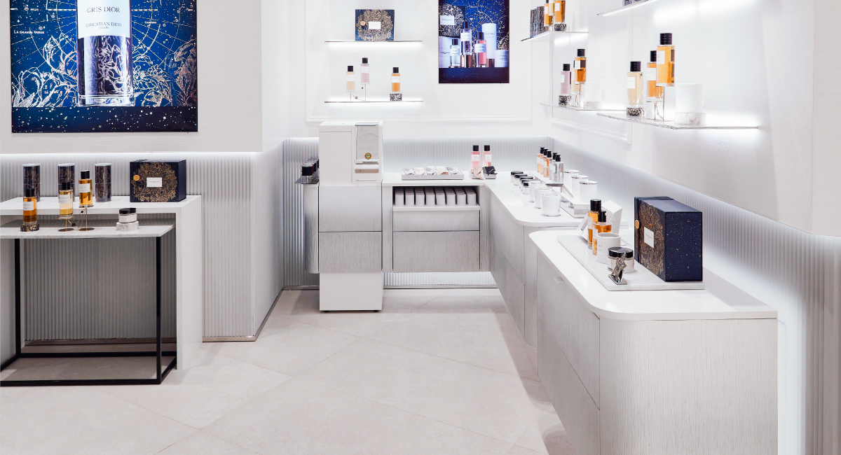 COMPACsurfaces's tweet image. Un proyecto deslumbrante en la tienda Dior de Panamá. Esta boutique de lujo viste de elegancia sus suelos con los diseños Absolute Blanc™ y  Nocturno™ de #QuartzCOMPAC seleccionados por su durabilidad y resistencia excepcionales.