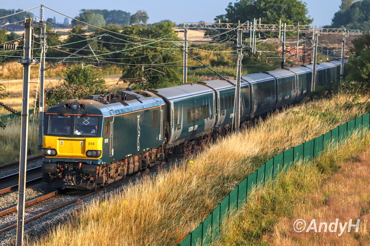 holtona72's tweet image. Finally had the opportunity to 📸 the @CalSleeper up Highlander beds this morning..😴💤 92018 heading past Nortoft Lane, south of Hillmorton Jn. in the beautiful early morning sunshine with 1M16 20.45 Inverness to London Euston. #CaledonianSleeper #WCML #Class92 20/7/23