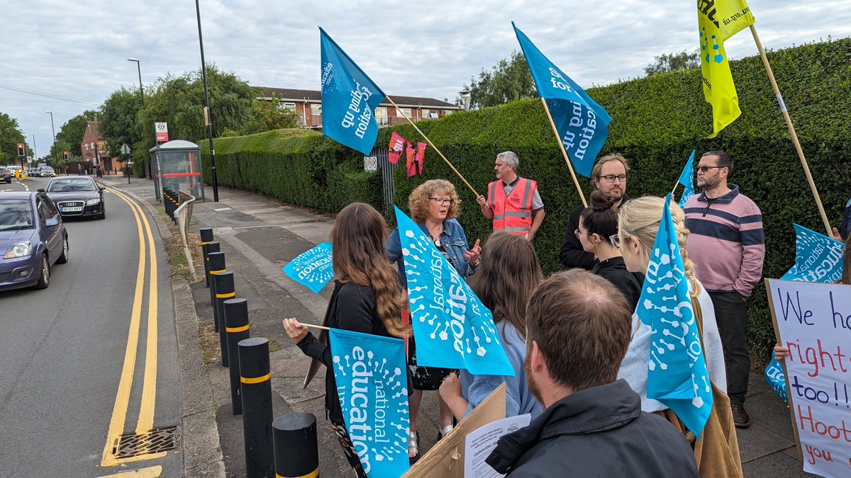 coventrytuc's tweet photo. Bringing solidarity to #CourthouseGreen Primary School #Coventry, where 44 #NEU members are on strike against "bullying and unreasonable management behaviour" https://t.co/ckVxnrkHeG