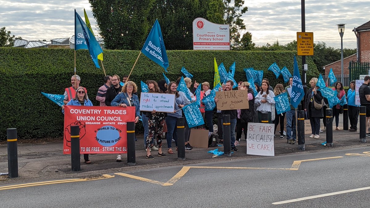 coventrytuc's tweet photo. Bringing solidarity to #CourthouseGreen Primary School #Coventry, where 44 #NEU members are on strike against "bullying and unreasonable management behaviour" https://t.co/ckVxnrkHeG