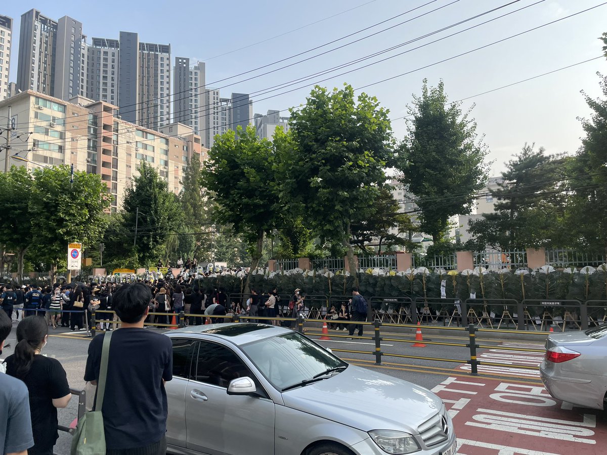 강남역 꽃집에 검은 옷 입고 꽃 한송이씩 사려고 사람들이 줄 서있다. 이미 어디선가 꽃을 사서 들고가는 사람은 더 많고. 서일초 앞은 헌화할 공간도 없는 것 같은데.