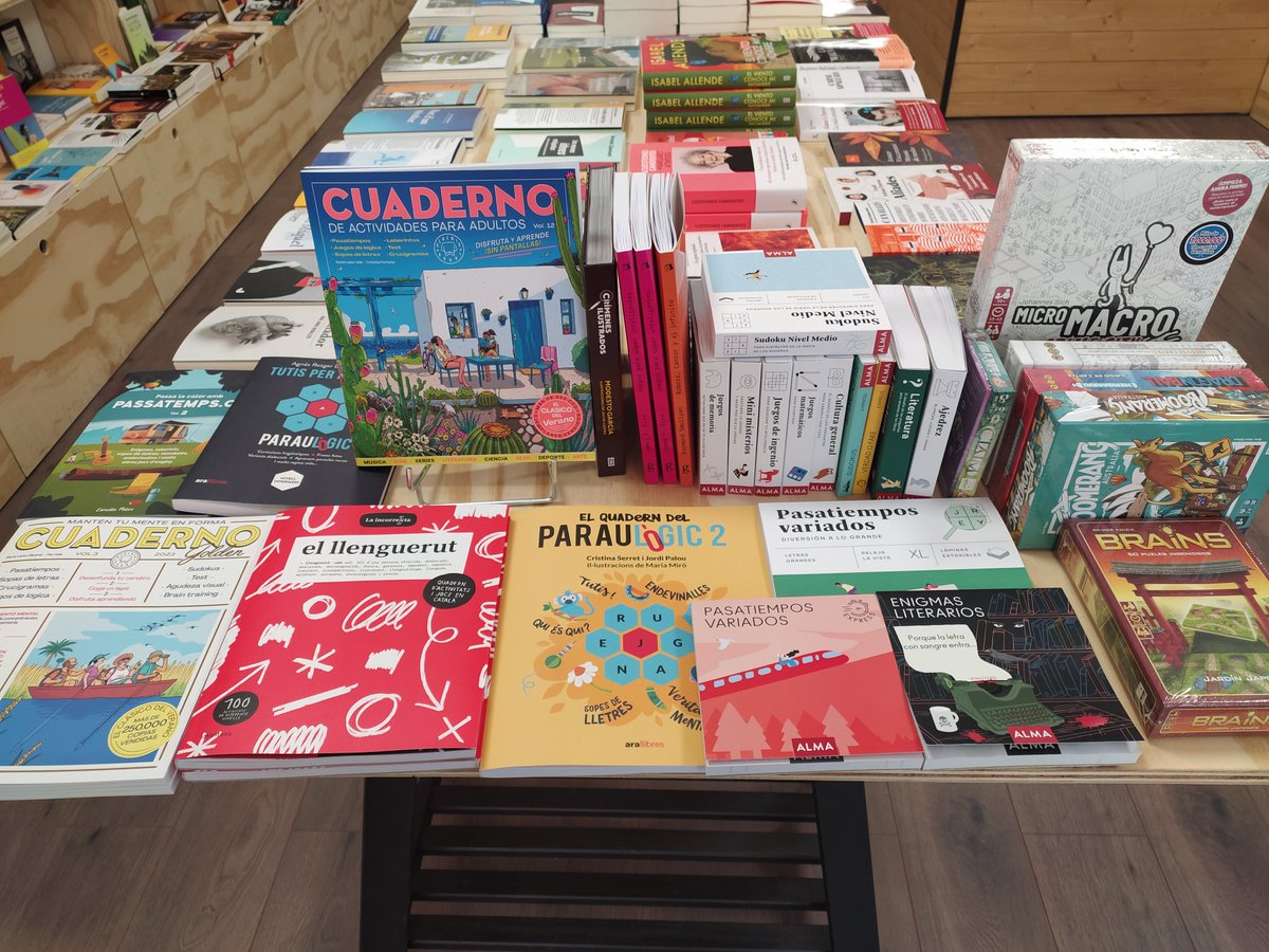 soterranillibre's tweet image. S&apos;apropa el cap de setmana i la temperatura no baixa 🥵, nosaltres us recomanem llibres però també hem preparat aquest racó amb activitats i jocs #lecturesdestiu #jocsdestiu #passatempsdestiu