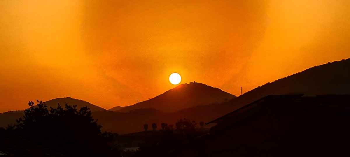 cramacor1's tweet photo. aixi començava el dia fa una estona 
#bondia #masrampinyo #sortidadesol #natura #sunup #muntanyes #catalunya #natura #lovenature #eltempstv3 #amazing #estiu #elmeupetit_pais #sol #clikcat #montcadaireixc #matinacodina #catalunyaexperience #eltemps #estiu2023 #païsoscatalans https://t.co/RhBFzHukq5