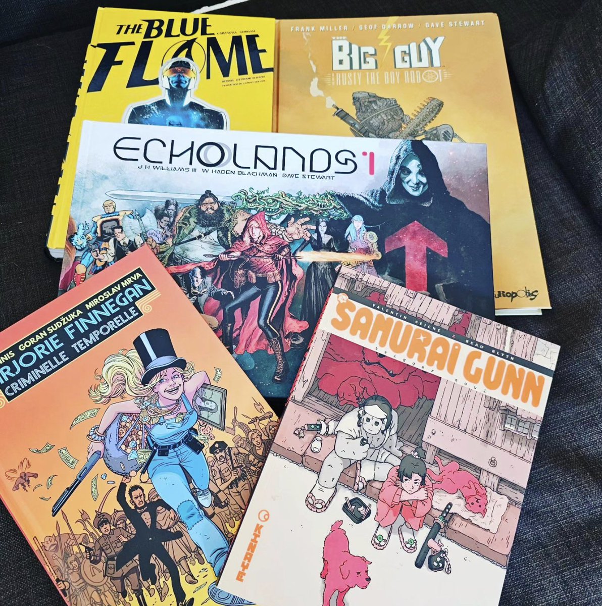 FirstPrintFRA's tweet image. 📚 NOUVEAU PODCAST !! 📚

On continue notre série de recommandations #comics avec une sélection venue de chez @EditionsKinaye @BlackRiverComic @404Comics @paninicomicsfra et @Futuropolis !

A écouter et partager pour faire découvrir ces BDs !

▶️ smartlink.ausha.co/firstprintfra/…