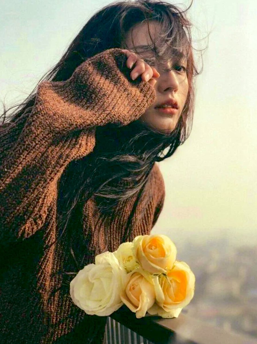 amorHSxrFJLL6y's tweet photo. 「我渴望能見你一面，但請你記得，我不會開口要求要見你。這不是因為驕傲，你知道我在你面前毫無驕傲可言，而是因為，唯有你也想見我的時候，我們見面才有意義。愛也一樣，只有你也愛我，我愛你這件事情­才有意義。」

                   ——西蒙波娃 https://t.co/CCaixjmLPX