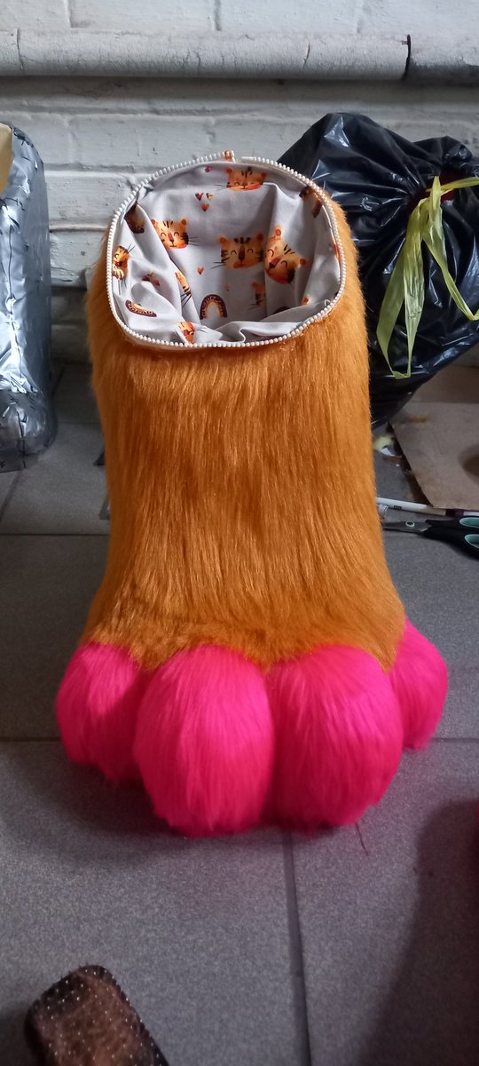 KaluFrostrhime's tweet photo. Digi feetpaw commission in progress! Still needs some touch up shaves ^^ with zipper and lined #apeworks #feetpaw #lion #fursuit #digitigrade #beans #fursuitfeetpaw https://t.co/eYeN6MELwV