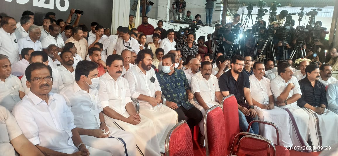 MammoottyFC369's tweet photo. Mammukka reaches early to pay homages to former Kerala CM Oommen Chandy  ❤️

 #OommenChandy https://t.co/0011DoflV7