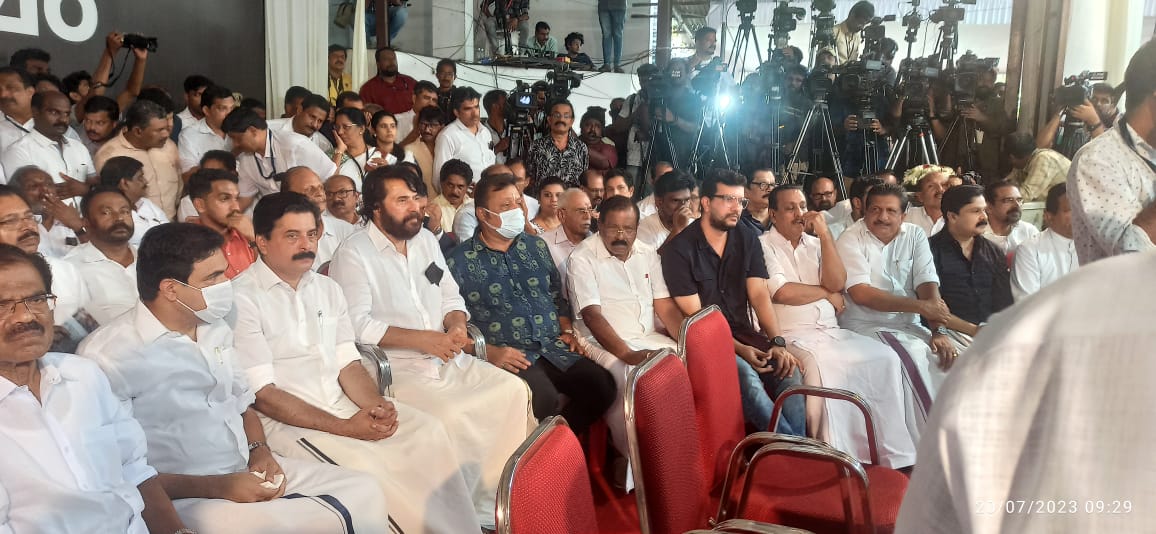 MammoottyFC369's tweet photo. Mammukka reaches early to pay homages to former Kerala CM Oommen Chandy  ❤️

 #OommenChandy https://t.co/0011DoflV7
