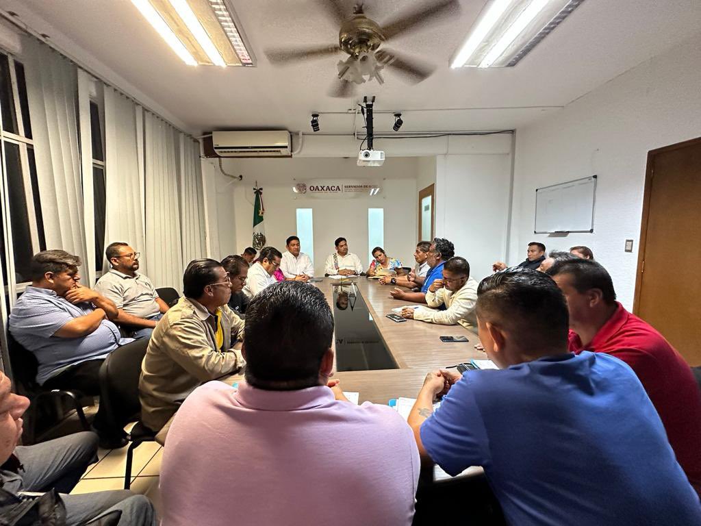 stpeidceo22_25's tweet photo. El Comité Ejecutivo del STPEIDCEO con la representación del Secretario General, la Secretaria de Trabajo y Conflictos, y el Secretario de Actas y Acuerdos; sostuvieron reunión de trabajo con el director de SOAPA Arq. Omar Pérez Benítez y la Directora Administrativa del Sistema https://t.co/2ytZFoSud0