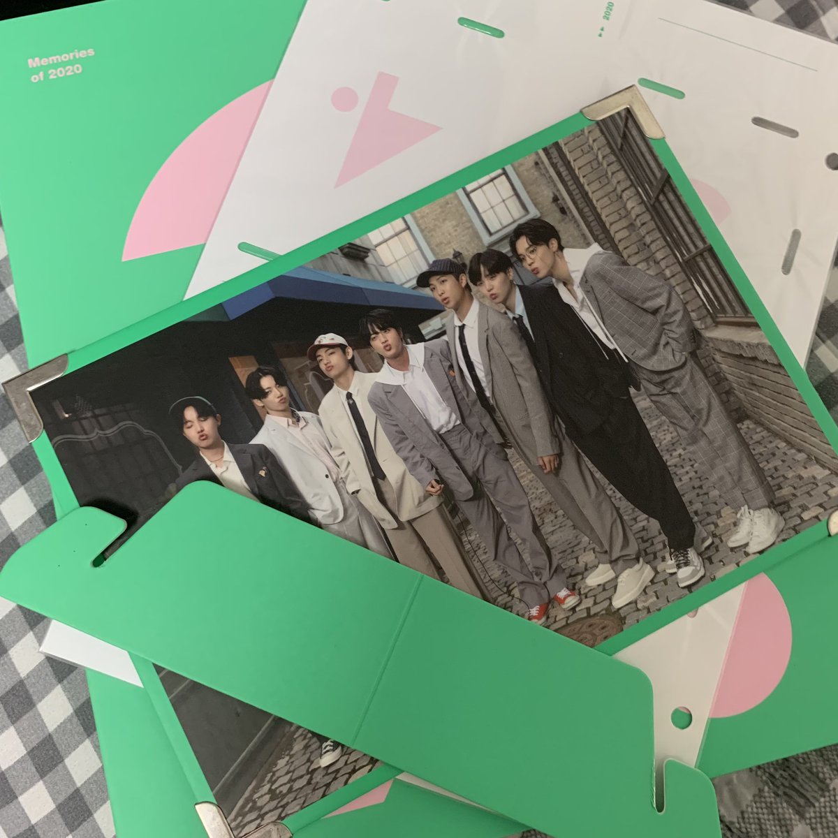 ALKANG_Xx's tweet photo. 방탄 2020메모리즈 아미키트 정국 포토북 프루프 앨범 스에밤 일괄 양도해요! 다 하자 하나도 없고 구성품도 포카 빼고 풀포함입니다! 원하시면 내용물도 다 보여드려요! 편하게 연락주세요!😊

All-55000

방탄포카 박지민 전정국 김태형 민윤기 김석진 정호석 김남준 JM JK V BTS SUGA 방탄소년단 https://t.co/bjKwVnIo5u
