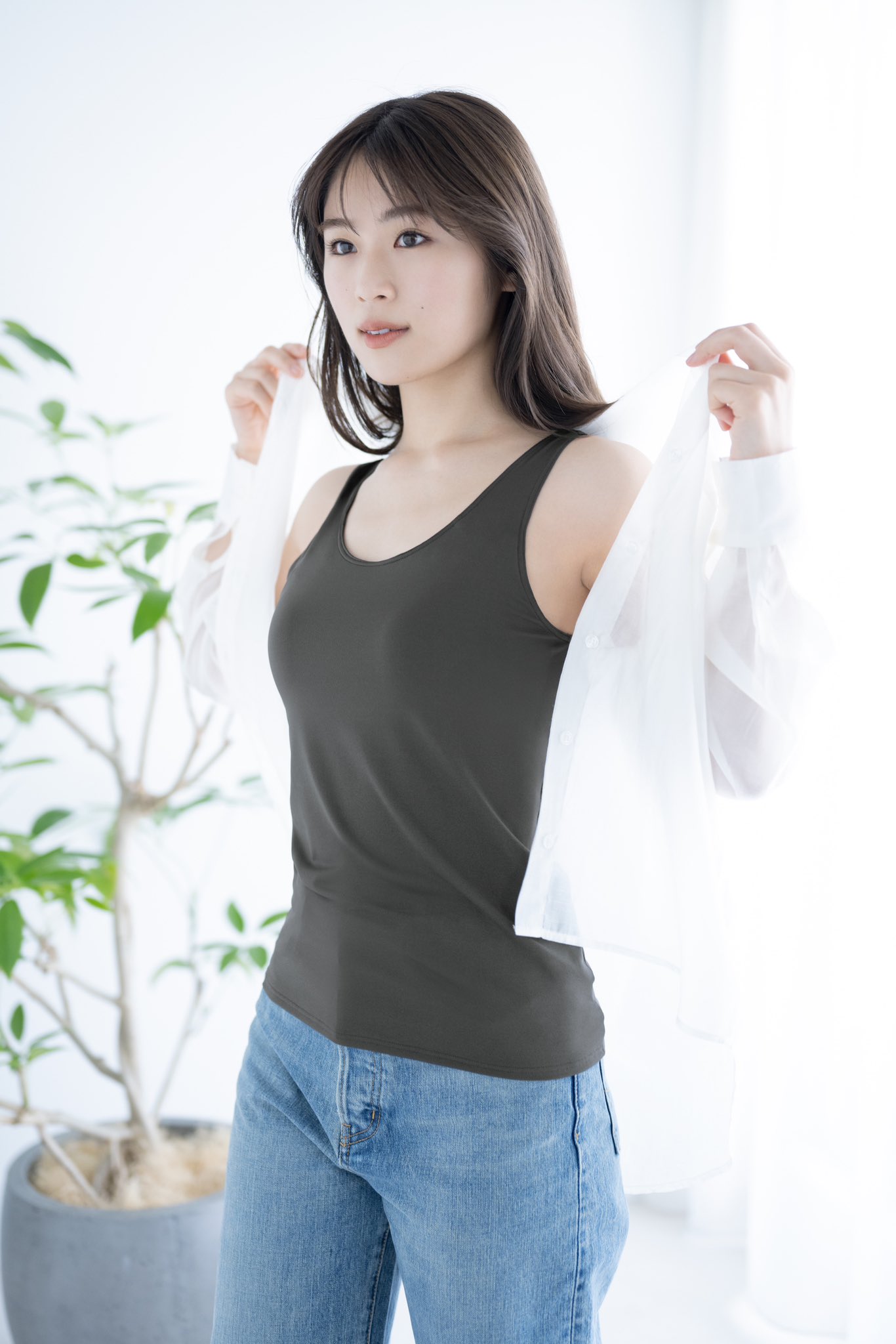 渋谷凪咲 渋谷凪咲さん演じるFLUXの新CM「プレゼンテーション」篇が6月30