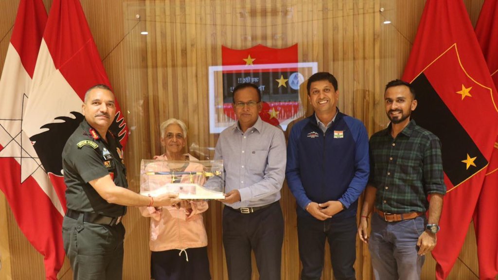 IaSouthern's tweet photo. आनंदासाठी गिर्यारोहण
Lt Gen AK Singh #ArmyCommander felicitated team #Giripremi for their extraordinary achievements &amp;for attempting #MountMeru. 41year old mountaineering organisation from #Pune has unique distinction of successfully scaling 8of the highest mountains in the world https://t.co/N20jsBVvf6
