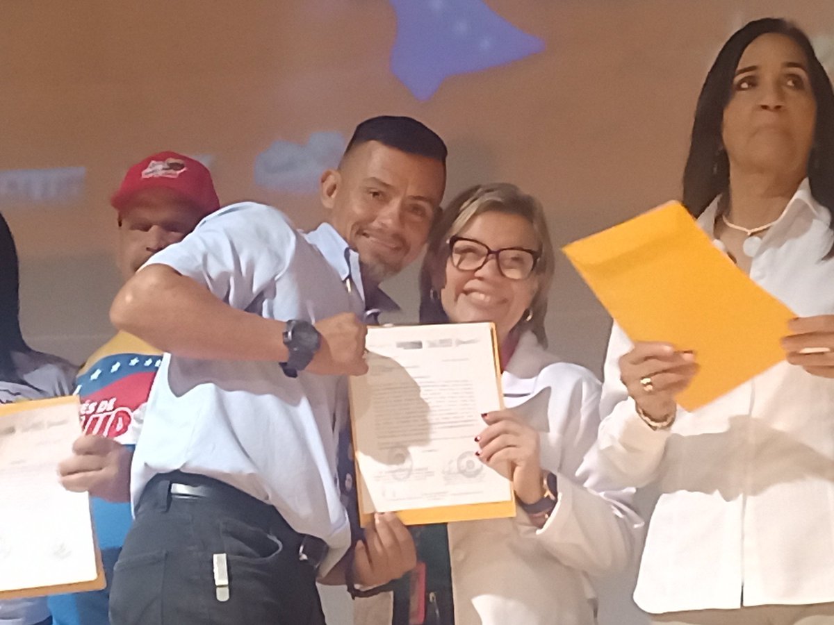 AlaraMfb's tweet photo. #19Jul2023 Estado Lara Cumpliendo Indicaciciones de @MagaGutierrezV Reclasificación  del profesionales  de la salud  de la  FMBA  @NicolasMaduro @AdolfoP_Oficial @cubacooperaven @JavierC_Salud @SPPS__Lara  @CorralesLandy @MinSaludVE @AlaraMfb https://t.co/Fld18MpnEk