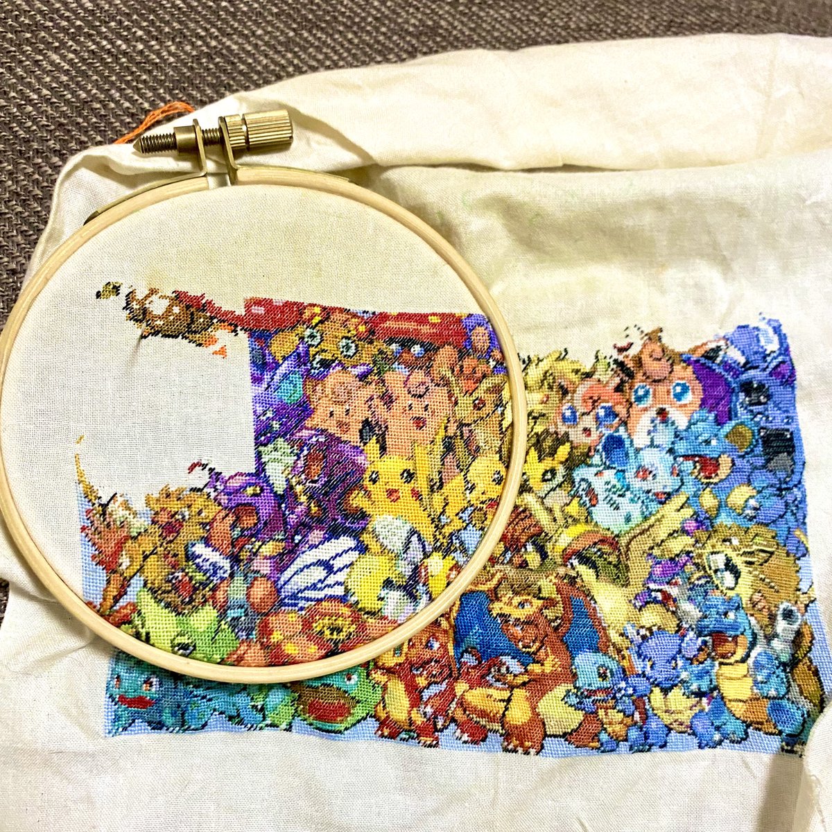blockicegrgr's tweet photo. 初代ポケモンハーフステッチ全面刺し途中経過〜✨

めちゃ久々に昨日出してチクチク！！

今はようやく2列目の最後にさしかかったとこ✨
#ハーフステッチ  #刺繍進捗  #全面刺繍  #ポケモン  #クロスステッチ https://t.co/3ZXZPDkDQt