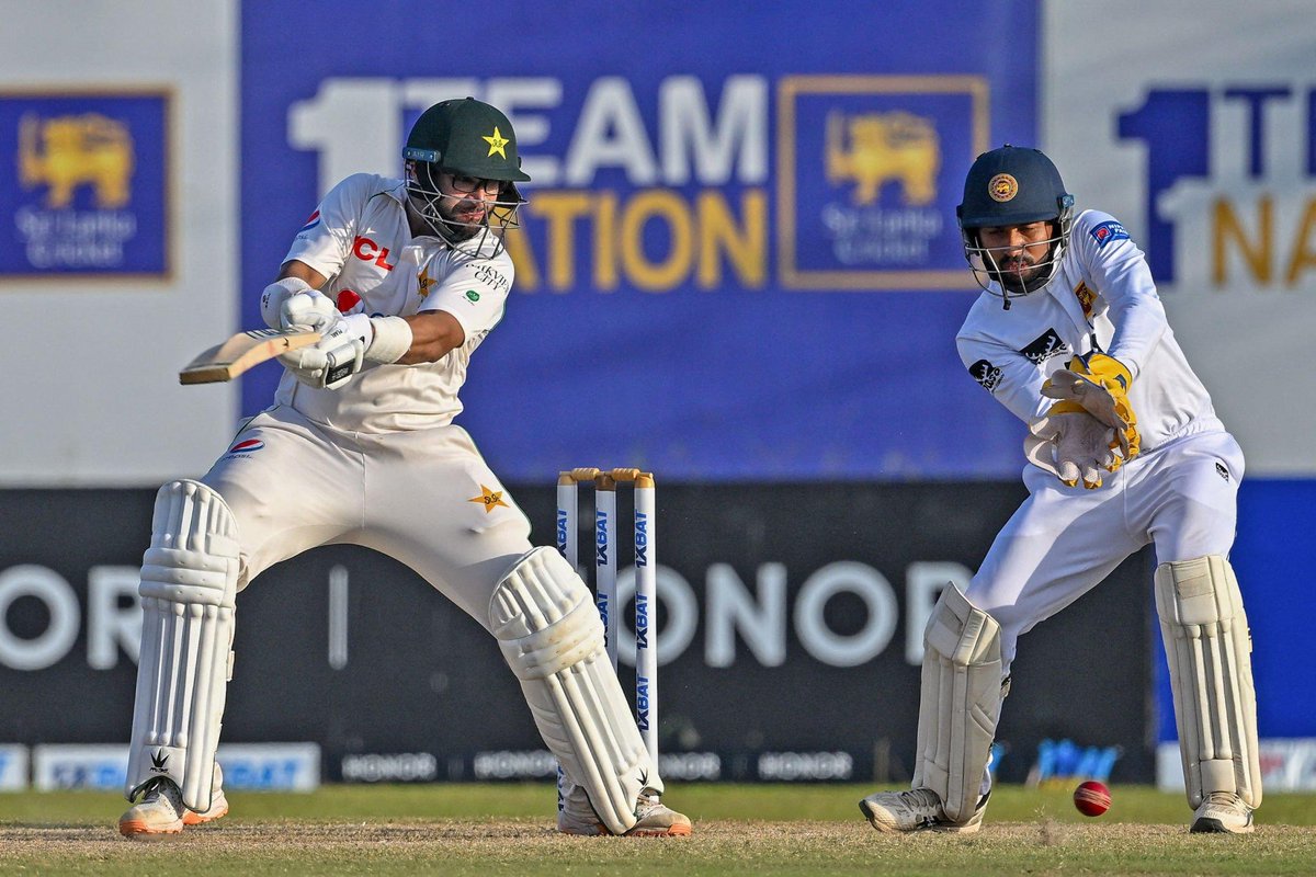 TheRealPCB's tweet photo. Pakistan are 79-4, 52 runs away from victory.

@saudshak joins @ImamUlHaq12 out in the middle 🏏

#SLvPAK https://t.co/kZuu2xq2YA
