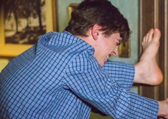just__feet's tweet photo. Freddie Highmore's feet #feet #FreddieHighmore #malefeet https://t.co/Ktt2pnBfA5