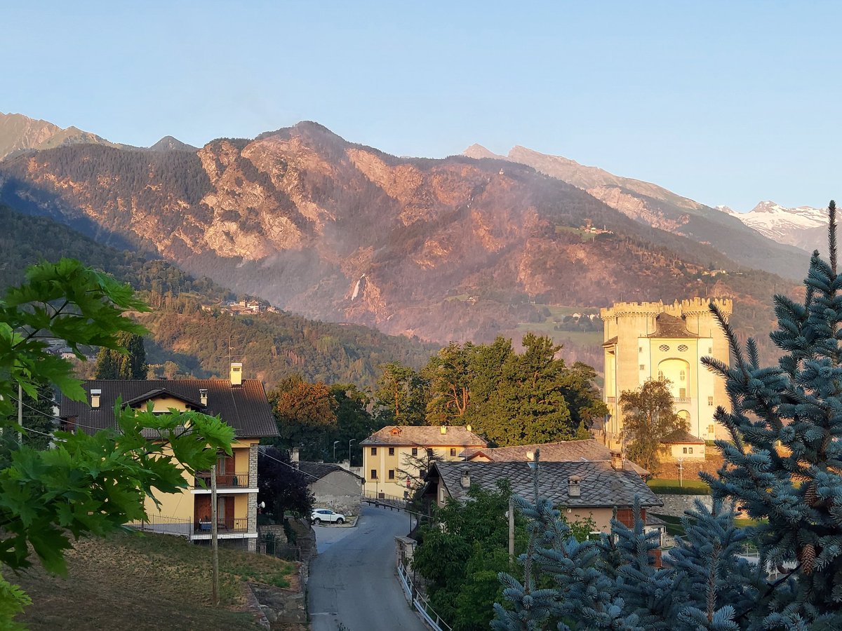 Fortunatamente l'incendio boschivo è stato spento e la situazione sta tornando alla normalità. Un grazie e un plauso a tutti coloro che si sono adoperati per lo spegnimento. #Aymavilles