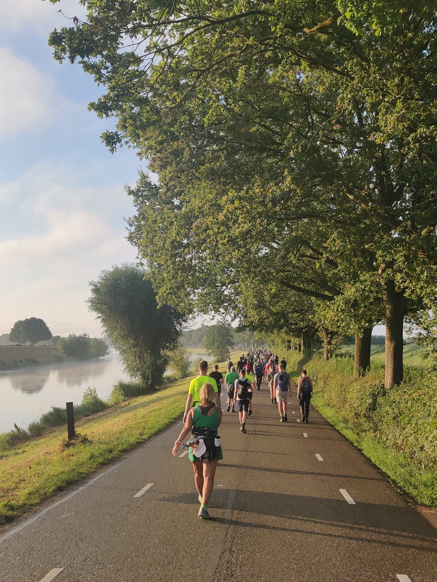 Meisje_Sanne's tweet image. Rise 'n shine!

Prachtweer, goede sfeer, op naar de Zevenheuvelen!

#vierdaagse #4daagse #walkoftheworld #nijmeegsevierdaagse #4daagsenijmegen #4daymarches #zevenheuvelen #dagvangroesbeek