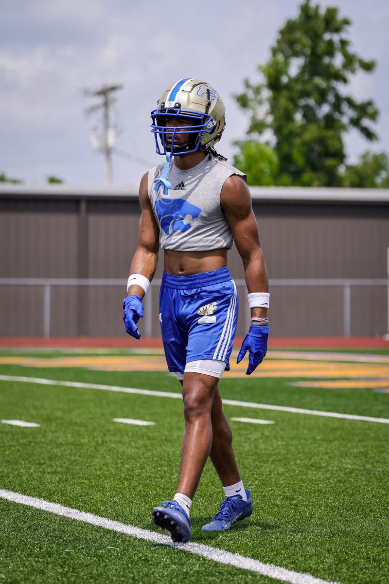 Corey06922307's tweet photo. last 7on7 of the year ���@Coach_Kuhn @WilsonCentralFB https://t.co/NvelImKtII