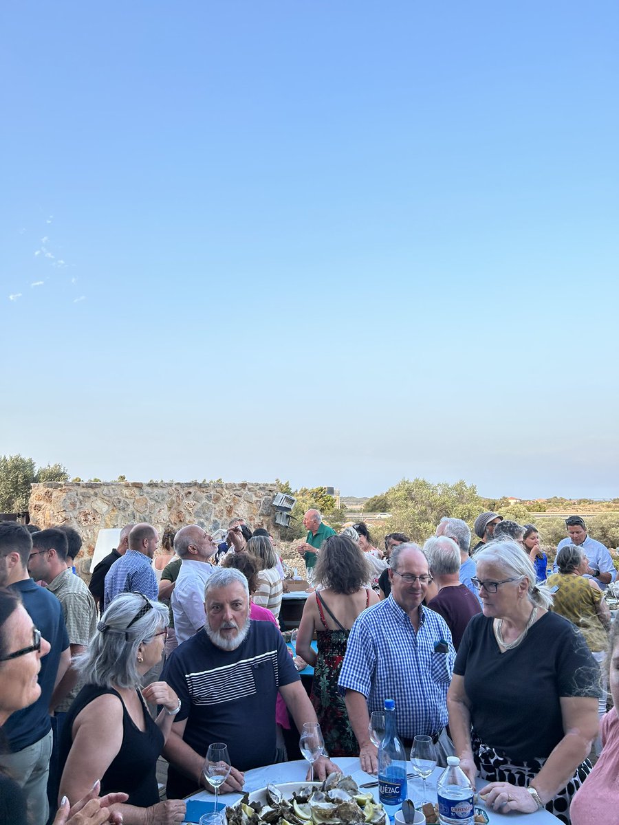 11_fabre's tweet photo. Une très belle soirée hier, tout était réuni! Malgré une forte tramontane, décidément cette année c’est la malédiction côté météo…un sort de @SergeZaka 😉! Merci à Lucas et ses huîtres, au bon groin et ses produits d’exception et au duo clandestino…un grand merci à vous tous! https://t.co/pqIPqPONOH