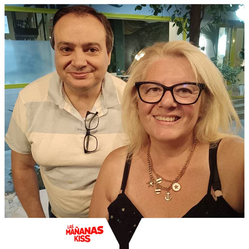 lasmananaskiss's tweet photo. Hoy comenzamos fuertes con una #CitasACiegas. Estos son Raquel y Alejandro, de Madrid. Ambos se conocieron en #LMK, se cayeron bien y se fueron a cenar.
Viendo la foto, ¿cómo pensáis que les fue? Resolvemos en un rato #DrAmor https://t.co/cIoGPHazeb