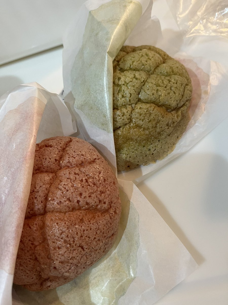 at03270829's tweet photo. 常総道の駅行ってきましたー🚘

メロンパンとプリンも並んだけど
買えました🍮

めちゃくちゃ混んでて暑かったわ😵

美味しく頂きました♪

#道の駅
#メロンパン
#スイーツ
#幸せ https://t.co/3Xak9DmmQy