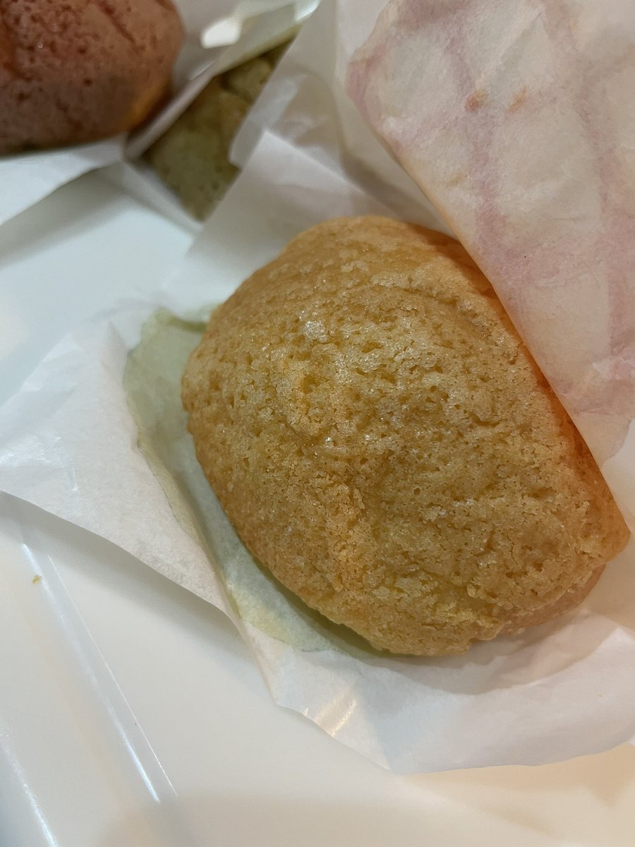 at03270829's tweet photo. 常総道の駅行ってきましたー🚘

メロンパンとプリンも並んだけど
買えました🍮

めちゃくちゃ混んでて暑かったわ😵

美味しく頂きました♪

#道の駅
#メロンパン
#スイーツ
#幸せ https://t.co/3Xak9DmmQy