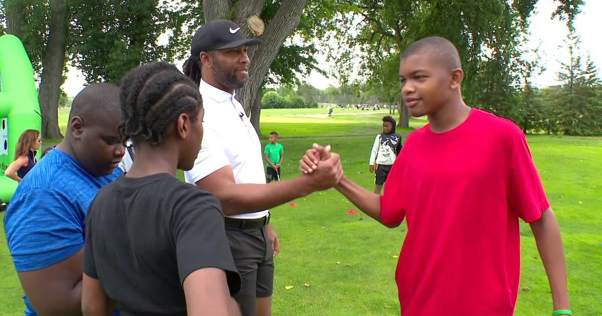 Larry Fitzgerald holds youth golf camp at Hiawatha Golf Course, 24 years after Tiger Woods did the same https://t.co/NItuYyHbhM https://t.co/IF5ZJAOyIR