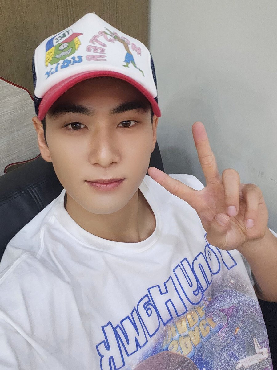 this_is_baekho_'s tweet photo. [#B_hind]
7월 20일 (목) 맑음 ☀️
이번 여름 방학은 금은동이랑 힙색 쿨토시 둘러매고 흥청망청 와방 지대루 고삐 풀리게 놀았다 🏅🎉☺️ 참 재미있었다 ☘️

#백호 #강동호 #BAEKHO #KANGDONGHO
#이은지의가요광장 https://t.co/N7rd9JLffR