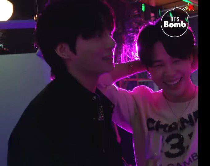 EARMYKOOKMIN's tweet photo. Admiremos a Jimin avergonzado… ¿pero porque?😏🤭

#yoapoyoalminggukie 
#minggukieesposos 
#Minguky 
#YoApoyoAlMinguky 
#MingukyIsReal https://t.co/minSmzj8uV