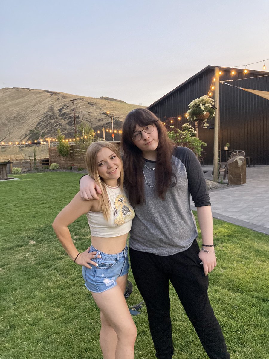 chloeejoeeyy's tweet photo. We got the 1 good sibling pic of the year https://t.co/taKvMcnLsZ