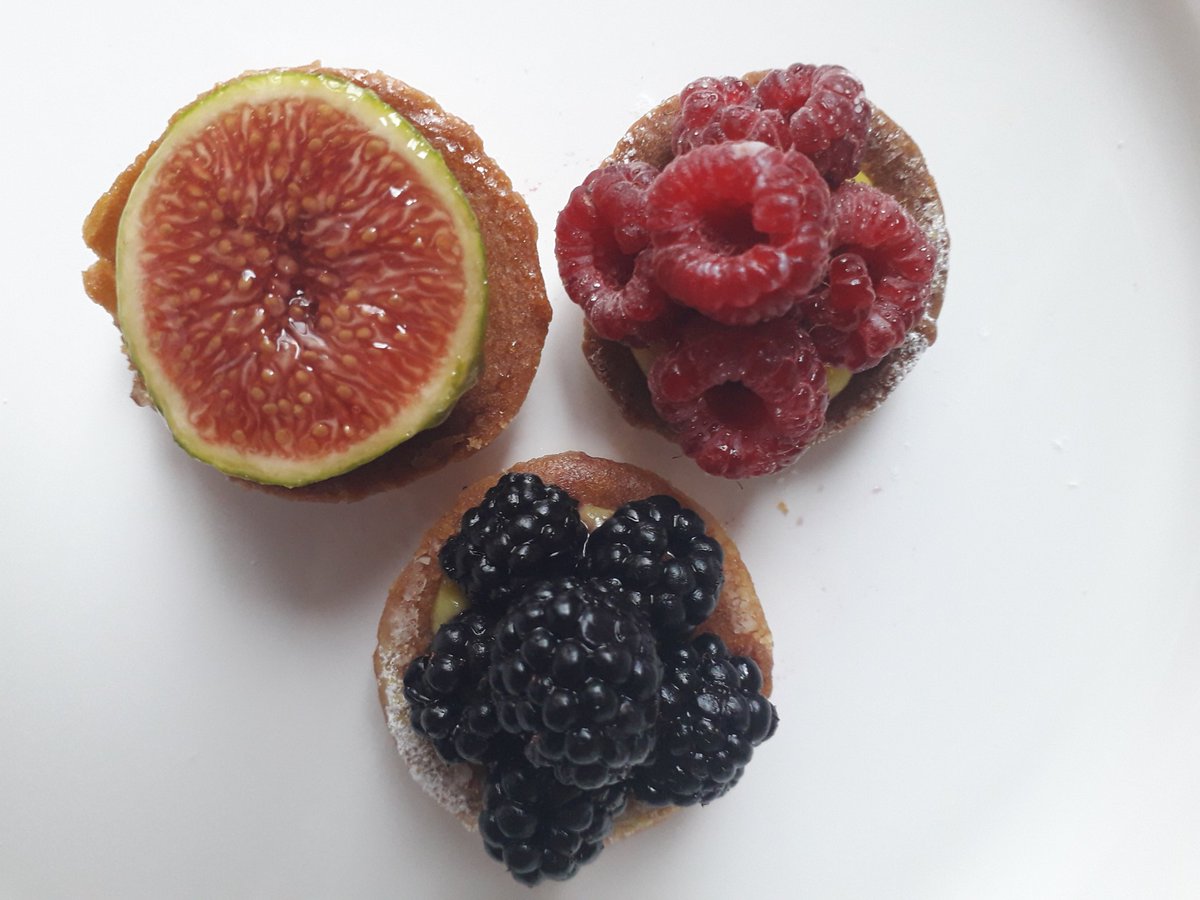 Onore al fragolo e alla fragola. Al moro e alla mora. All'uvo e all'uva. Al ribes e alla ribessa. Al mirtillo e alla mirtilla. Al pero e alla pera. Al susino e alla susina. All'albicocco e all'albicocca. Al pesco e alla pesca. Al noce e alla noce. Al fico.....e alla sua signora.