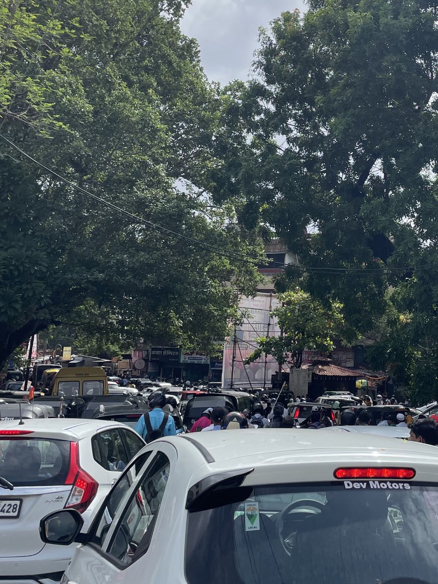 Parimalheda1's tweet photo. Standstill traffic at Parvati Paytha / Shani Mandir chowk for almost 30 mins..everyday it’s the same story esp at peak hrs (9-10am) … unauthorised shop extensions/parking/no signal.. @mohol_murlidhar⁩ ⁦@DheerajGhate⁩ ⁦@OfficeOfDheeraj⁩ ⁦@madhurimisal⁩ https://t.co/FTw36q3l6E