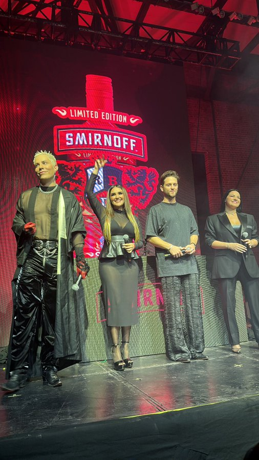 rbdmaniaco's tweet photo. O RBD acabou de subir, agradecer o público e descer sem cantar. #SmirnoffRBD https://t.co/dufsy4jxUv