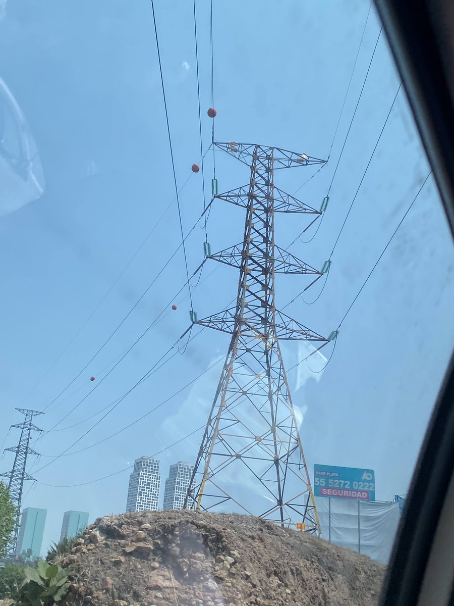 stephaniematta9's tweet photo. Esas bolas rojas que se ven en los cables de alta tensión son para avisar a los pilotos que vuelan cerca qué hay cables, no están en todas las líneas https://t.co/rBPV981bnt
